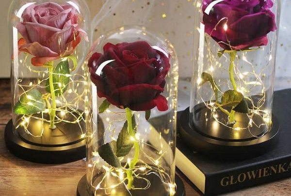 Подарок вне времени: красота и изысканность роз в колбе